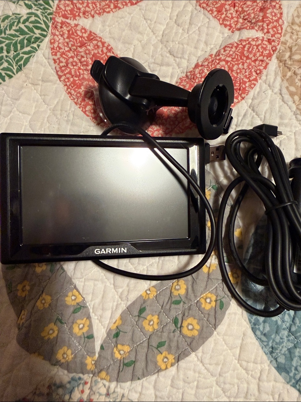 garmin Black GPS Navigator with Mount and USB Cable